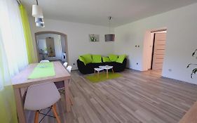 Moderni Klidny Apartman V Prirode, S Parkovanim.